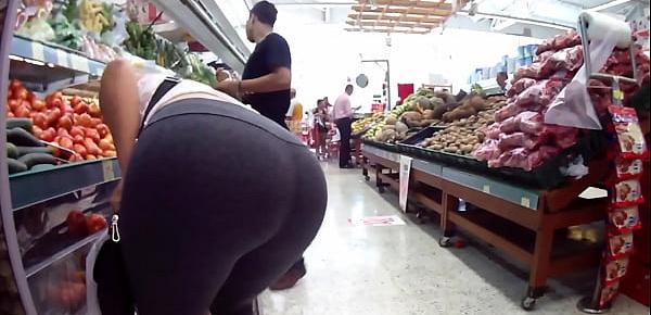  Booty voyeur. Madura culona comprando pepinos